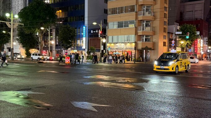 札幌ススキノの交差点で路面電車と乗用車が衝突　電車の乗客乗員にけがなし　乗用車は車体横を凹ませ破損|TBS NEWS DIG