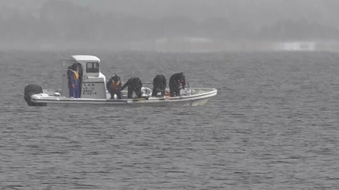 【速報】湖に沈んだ状態の30代夫の遺体発見　湖で漁船転覆・30代と20代の夫婦行方不明　|TBS NEWS DIG