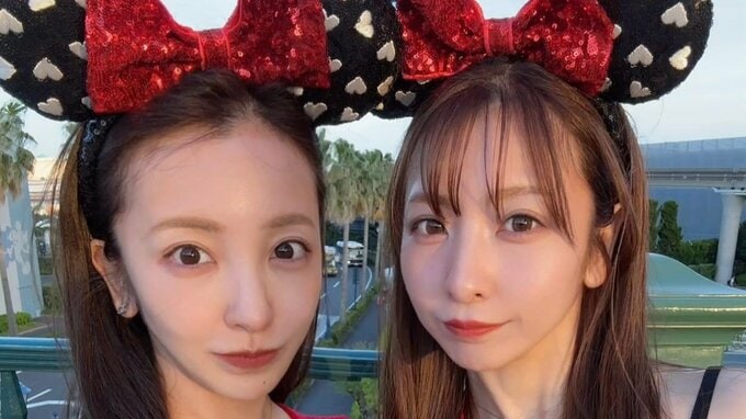 【板野友美】「ほんとの姉妹でディズニーコーデ」妹の成美さんとのお揃いコーデを披露|TBS NEWS DIG