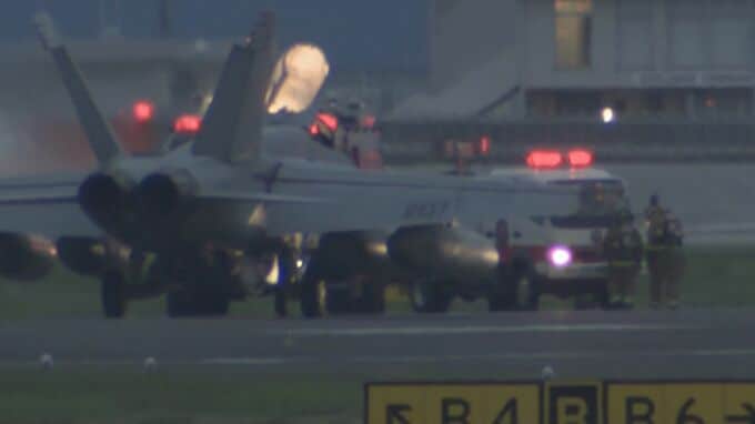 戦闘攻撃機にトラブルか　空母艦載機FCLP実施のアメリカ軍岩国基地　滑走路に消防車|TBS NEWS DIG