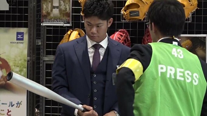 新しいバットとミットを追求　坂倉将吾･広島カープ　変化を恐れず「キャンプまでにいいものを」　|　RCC NEWS | 広島ニュース | RCC中国放送