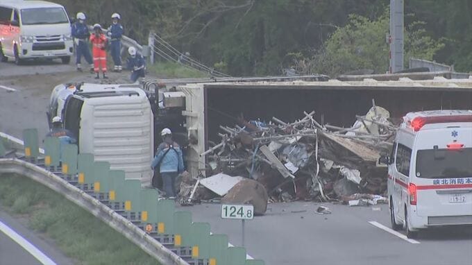タイヤがパンクか　中央道大型トラック横転事故　通行止めは１０時間後に解除　山梨|TBS NEWS DIG