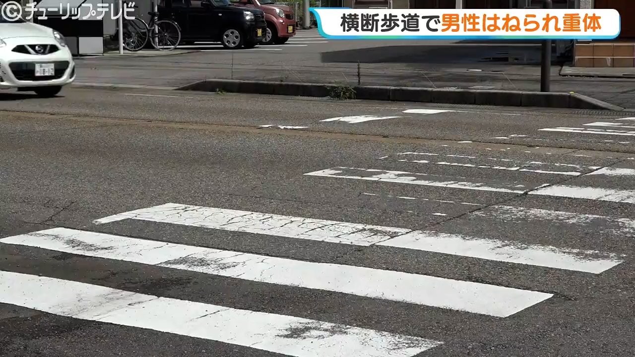 横断歩道で54歳男性はねられ重体 78歳男性運転の軽乗用車に 信号の