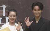 【キスマイ・藤ヶ谷太輔】 奈緒にサプライズプレゼント 「聞いてないよ〜」「だって言ってないもん」 爆笑舞台あいさつ|TBS NEWS DIG