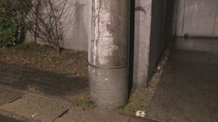 商業施設の駐車場から出てきた車 向かい側の住宅外壁や電柱に衝突 96歳