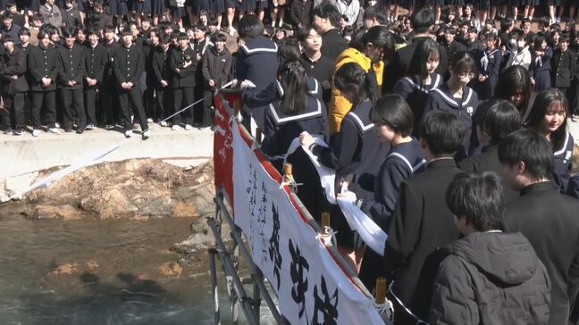 卒業式恒例の「白線流し」 変わらぬ友情を誓い合う 卒業生の9割は県外へ 高山市の斐太高校|TBS NEWS DIG