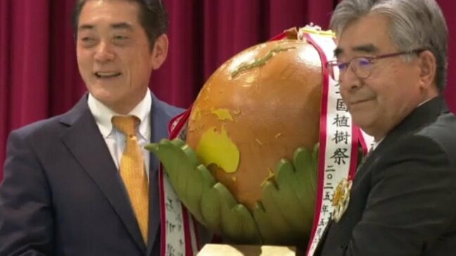 来年春「全国植樹祭えひめ２０２６」開催へ　大会シンボル「木製地球儀」が出発 愛媛県内の20市町を巡回へ|TBS NEWS DIG