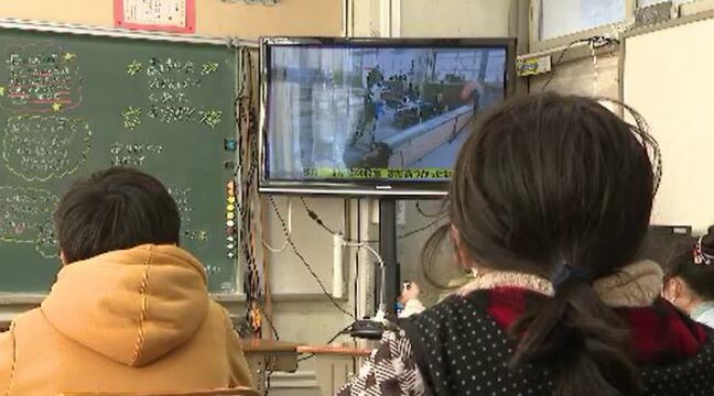 「雪遊びをたくさんしたい」年末年始またぐ冬休みへ　ピークの25日前に小学校で早くも終業式　コロナ禍契機に2学期振り返る発表や校長先生の話はモニターで　　|TBS NEWS DIG