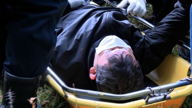 紅葉シーズンに合わせ...登山者の遭難に備え警察が山岳救助訓練　応急処置や搬送の手順を確認【岡山・新庄村】|TBS NEWS DIG