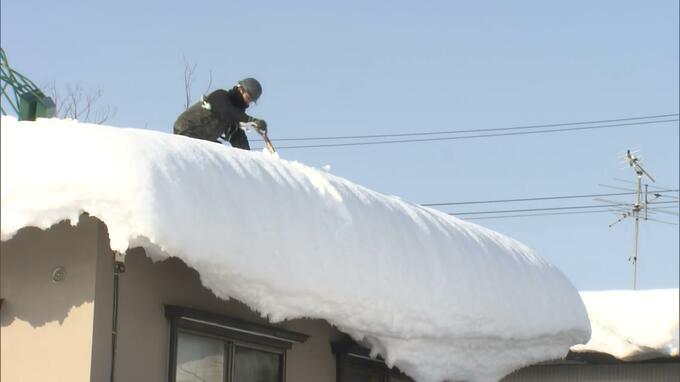 豪雪の青森 3月並みの気温の中 屋根の雪下ろし　除雪中の事故・渋滞・高校入試開始時間繰り下げ・鉄道運休などの影響続く  7日～8日にかけ再び大雪のおそれで注意・警戒を|TBS NEWS DIG