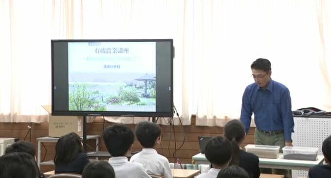 堆肥に触れて児童が学びを深める 化学肥料など使わず農作物育てる「有機農業」の出前授業 石川・内灘町　|　石川県のニュース｜MRO北陸放送