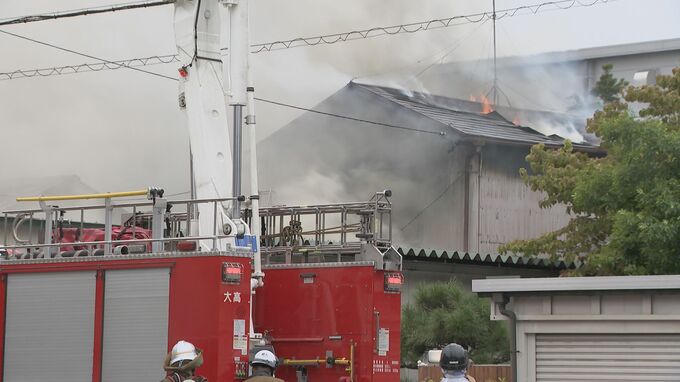 「民家の敷地内で火が上がっている」と119番通報相次ぐ 名古屋・港区で住宅火災 消防車など20台あまりで消火活動続く|TBS NEWS DIG