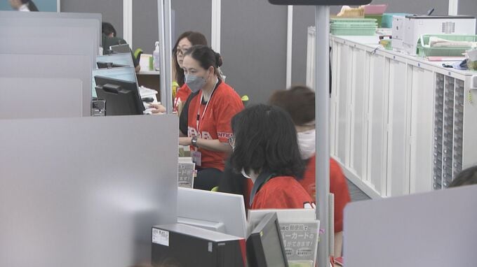 窓口もオレンジに!!　レノファ開幕へ職員がユニ姿　山口　|　山口のニュース・天気・防災｜tys NEWS｜ｔｙｓテレビ山口