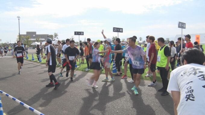 クロスランドおやべの特設コースを疾走！「おやべリレーラン」に900人余が汗　富山県小矢部市　|　富山のニュース｜天気・防災｜チューリップテレビ