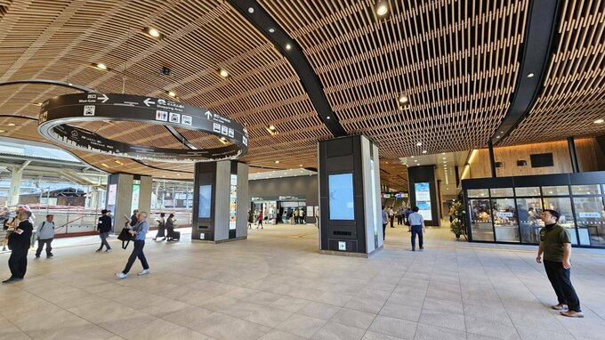 ついに開業！新JR松山駅 待望の自動改札機導入もSUICAやICOCAは使えず… 一方、駅周辺はどう変わる？ホテルや商業施設も整備予定 路面電車は駅西側まで延伸計画　|　愛媛のニュース - Nスタえひめ｜あいテレビは6チャンネル