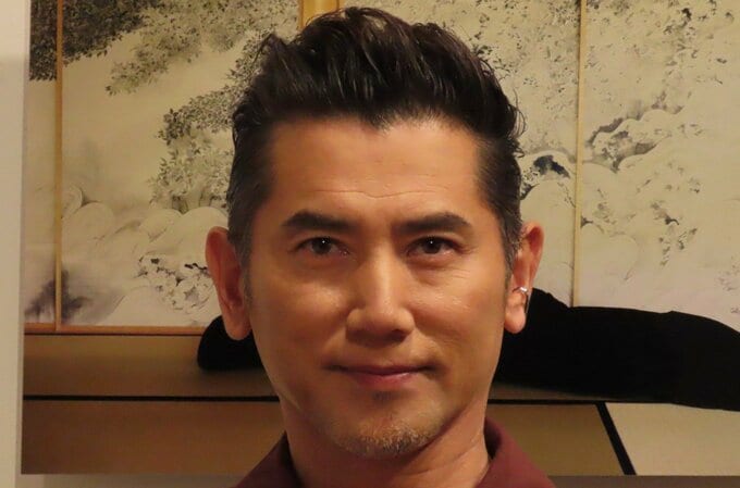 【本木雅弘】還暦記念の写真集発売！若々しさの秘訣をツッコまれ「懸命に化粧をしていて...」とかわいらしく照れ笑い|TBS NEWS DIG