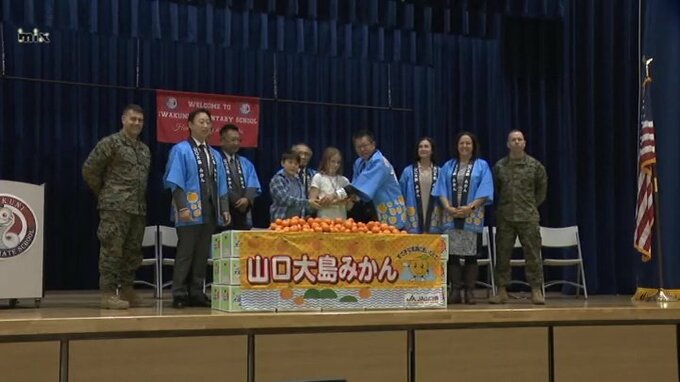 オレンジより食べやすいと人気！米軍基地の子どもたちにミカン贈呈　|　山口のニュース・天気・防災｜tys NEWS｜ｔｙｓテレビ山口