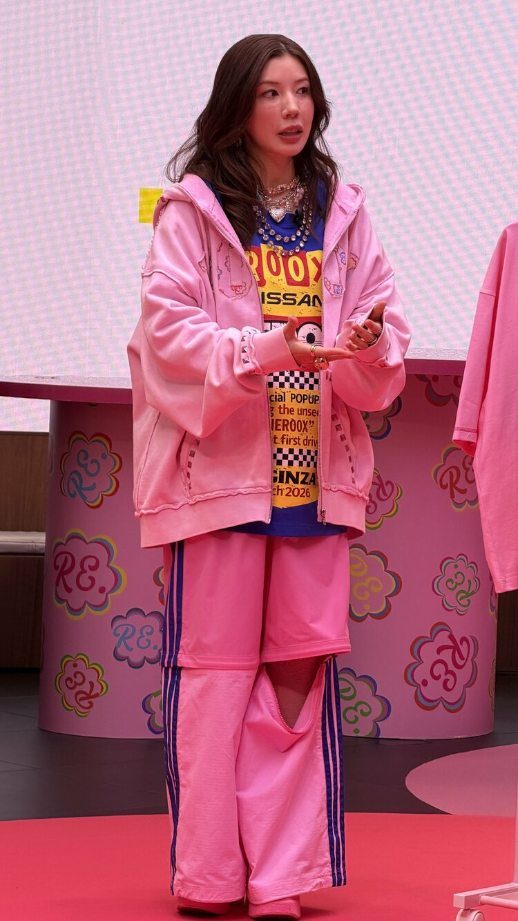 re.仲里依紗リフレクタージャケットピンク未使用に近い 仲里依紗 】ド派手ラッピングカーのデザインに自信〝配慮です