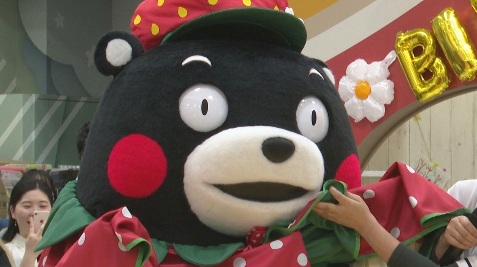 くまモンデビュー15周年！シャンパンタワーでお祝い コンビニ大手で