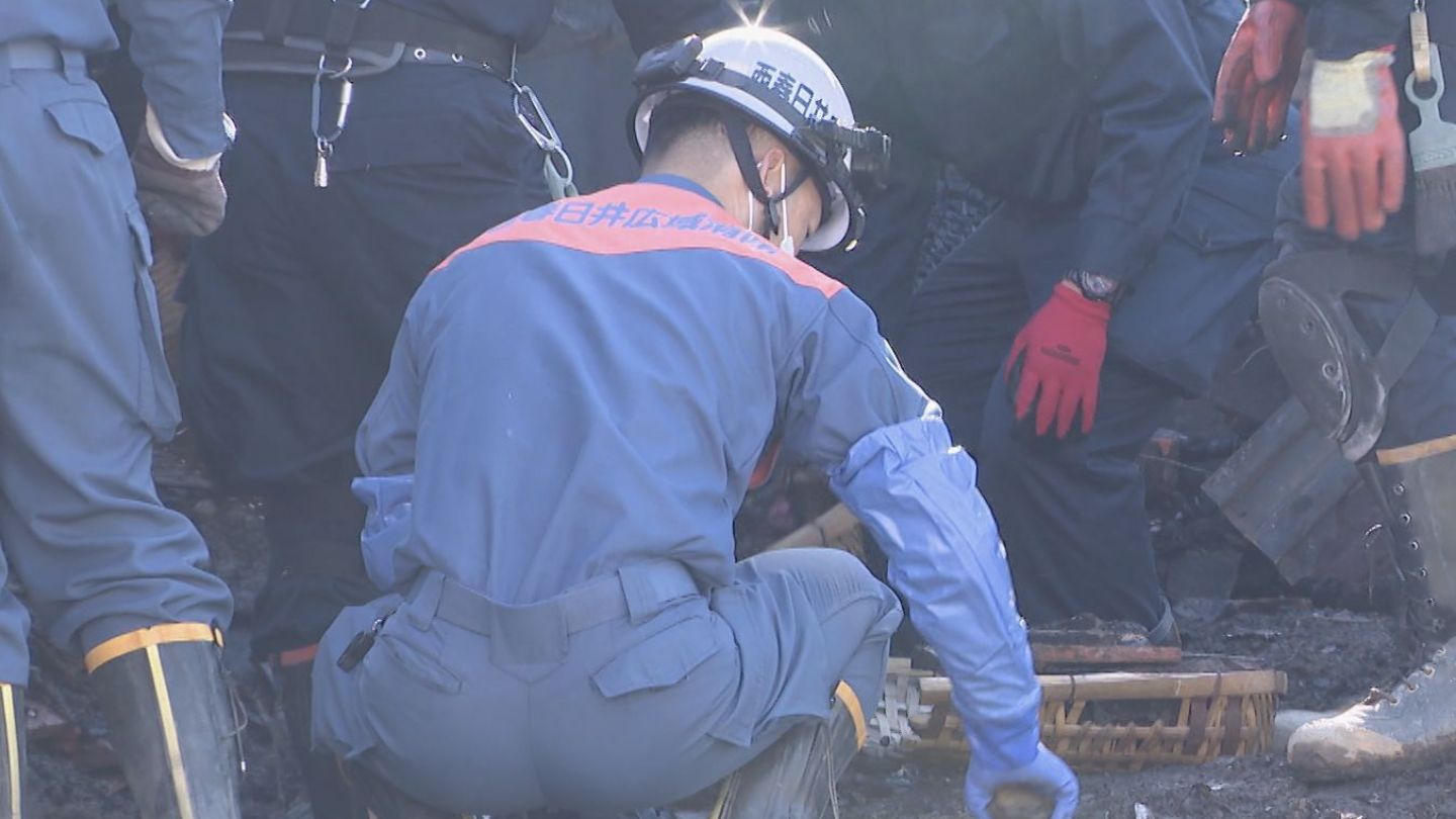 焼け跡から性別不明の2人の遺体　木造住宅が全焼する火事　95歳男性と66歳の長男と連絡取れず