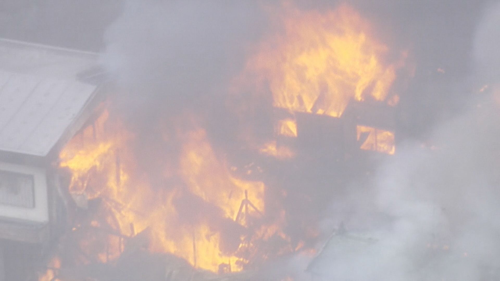 激しい炎と立ち上る黒煙…複数の建物が燃える　付近には名鉄犬山線の線路も　愛知・清須市で火事