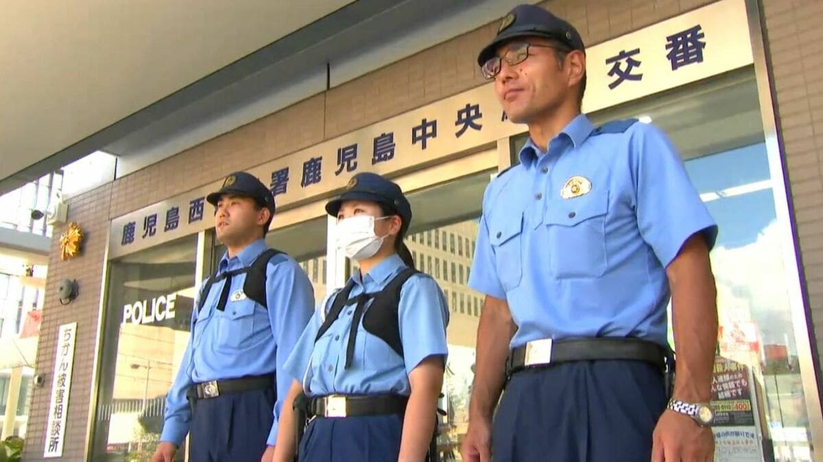 涼しげな警察官 暑さ対策で制服にポロシャツや冷却ベスト 鹿児島中央