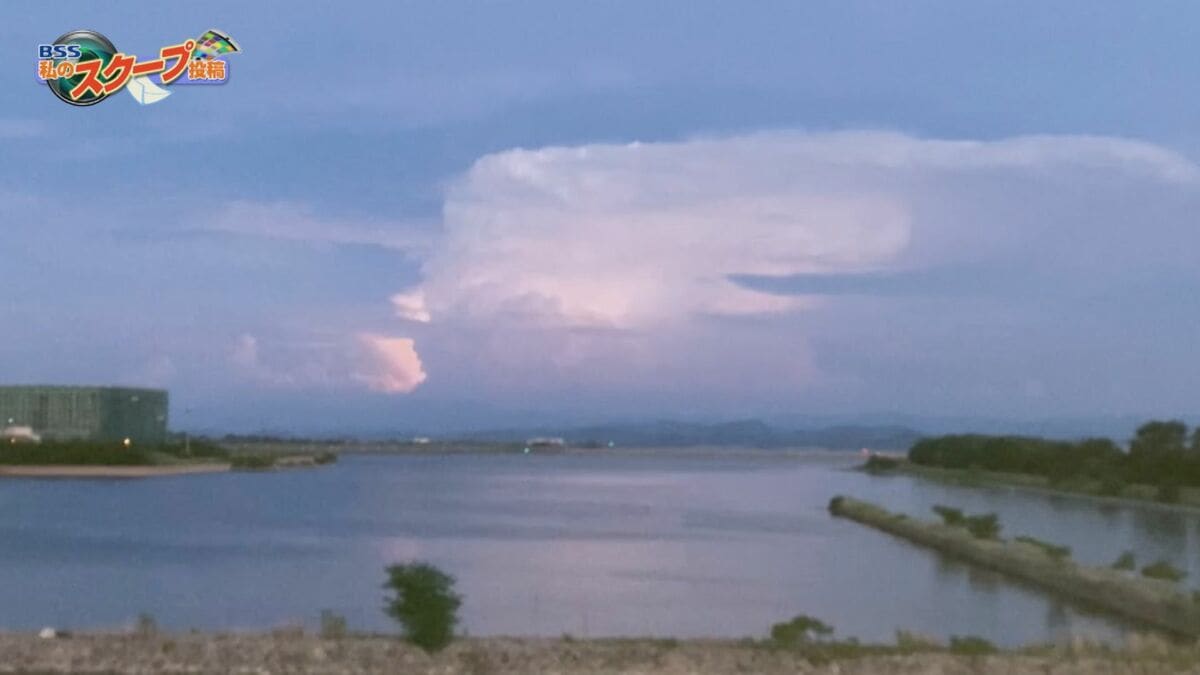 まるでラピュタの竜の巣」雲の中に何度も稲光が…鳥取で見えた”巨大