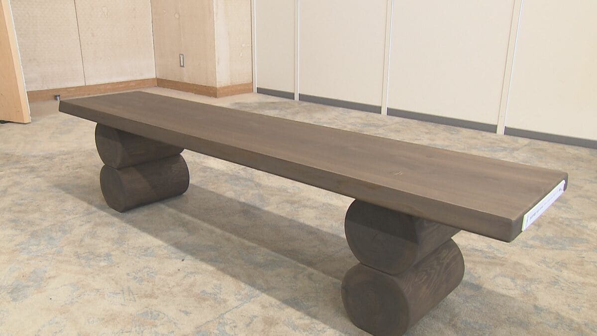 間伐材を活用したベンチとサクラの苗木　大分トヨペットが県に贈呈