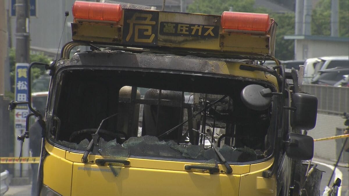 ｢爆発するように燃えている｣ 作業用のトラックが全焼 現場へ移動中に荷台などから煙が… 三重･津市