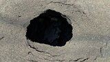 縦70cm×幅90cm×深さ30cmの『道路陥没』2m下には“水が流れる管”も 新潟市東区の県道290号|TBS NEWS DIG