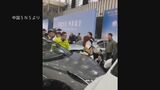 中国 南京市の自動車展示会で展示車両が突然動く　5人けが|TBS NEWS DIG