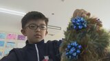 小学生が廃棄予定の布を使ったクリスマスツリー作り　ごみを減らす工夫をする児童も|TBS NEWS DIG