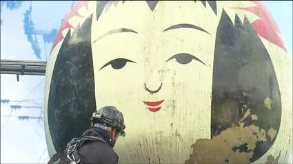 9か月振りに「首がつながった」頭部落下“巨大こけし”元の姿に戻る 宮城