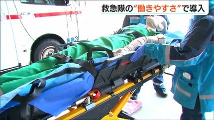 救急隊員の負担軽減が期待できるハイテク電動ストレッチャー」新潟県内