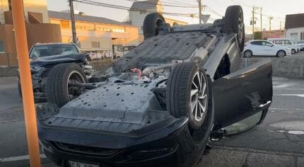 鹿児島市東開町の交差点で車が横転 3台絡む事故 | 鹿児島のニュース