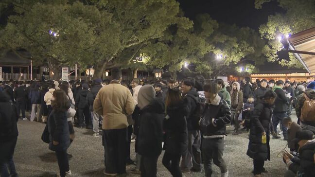 年越しの瞬間まもなく 名古屋の熱田神宮にぎわう 正月三が日で約230万人が参拝見込み 商業施設「あつたnagAya」はオープン後初の年末年始|TBS NEWS DIG