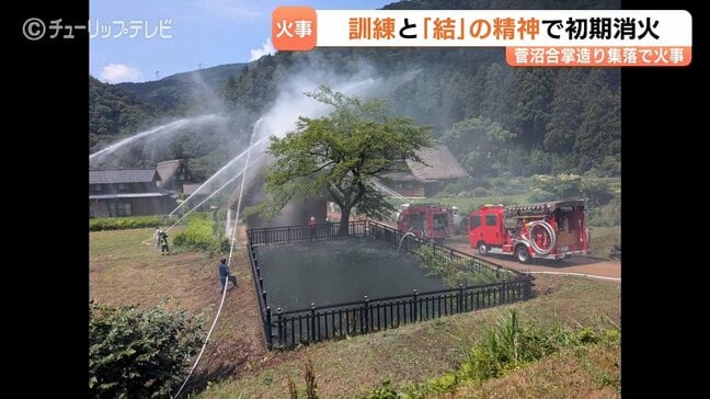 【実況見分】屋根の一部、焼損面積17平方メートルと判明 世界遺産・菅沼合掌造り集落「塩硝の館」で火事 ハチの駆除で引火か 富山・南砺市|TBS NEWS DIG