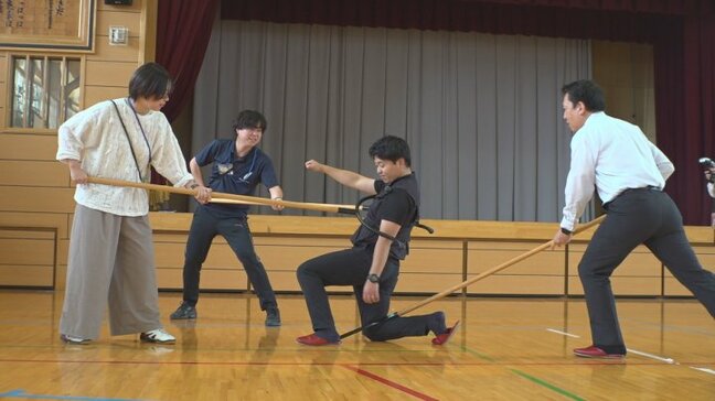 「相手を囲むようにすることが効果的」 不審者への対応を教員が学ぶ さすまたの使い方を訓練 甲府市の小学校|TBS NEWS DIG