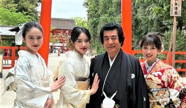 【 藤岡弘、 】　天翔愛さん・天翔天音さん・藤岡舞衣さん　三人娘との和装ショットを公開　「京都三大祭の一つ『葵祭』の社頭の儀に　参列、代表で拝礼をさせていただきました」|TBS NEWS DIG