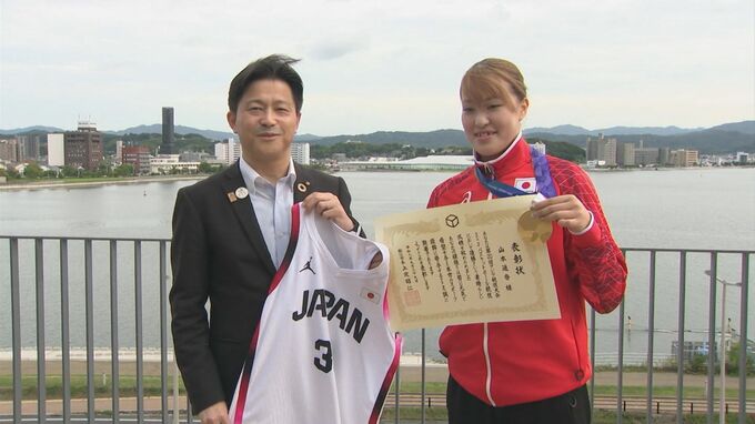 アジア大会「バスケ3X3」金メダル　山本遥香選手が市長に報告|TBS NEWS DIG