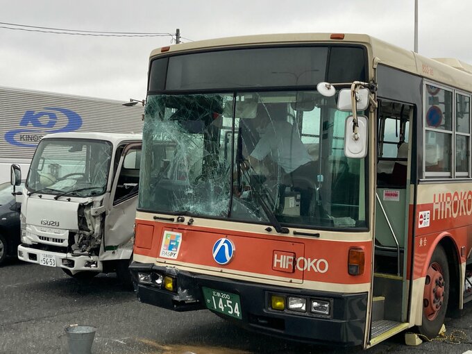 【速報】バス含む4台が絡む事故　10人を搬送　広島|TBS NEWS DIG