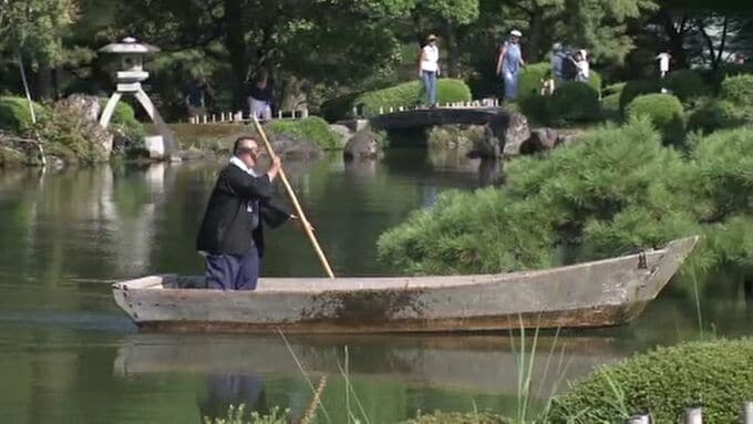 兼六園も秋の装いへ マツのせん定始まる 金沢市|TBS NEWS DIG