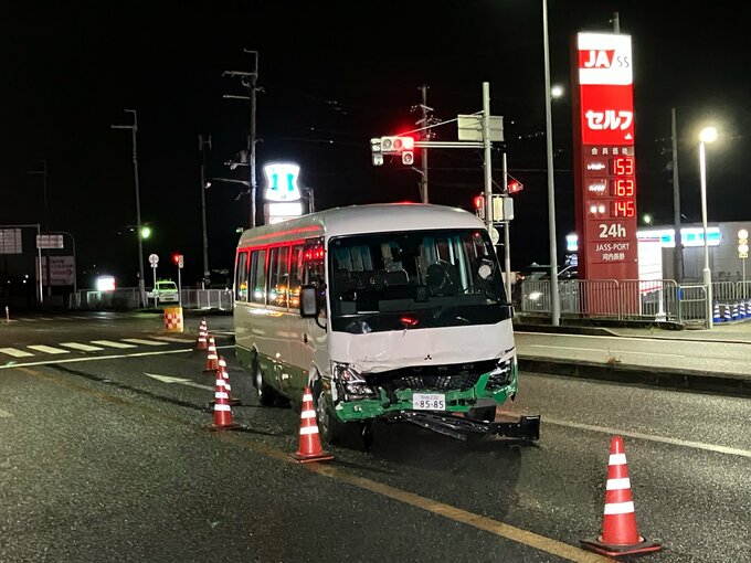 スクールバスが逆走し車やバイクなど計5台に衝突　運転手の男(67)を現行犯逮捕「なぜ逆走したかわからない」計12人が搬送　大阪・河内長野市　|　MBSニュース | 関西の最新ニュースを分かりやすく。