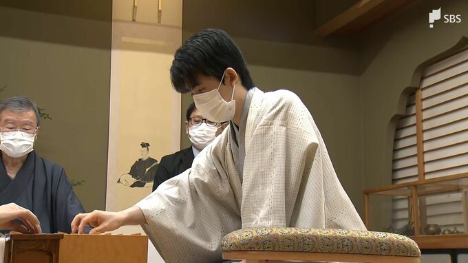 藤井聡太五冠が王位戦3連覇　豊島九段に４勝1敗　静岡・牧之原市で開催|TBS NEWS DIG
