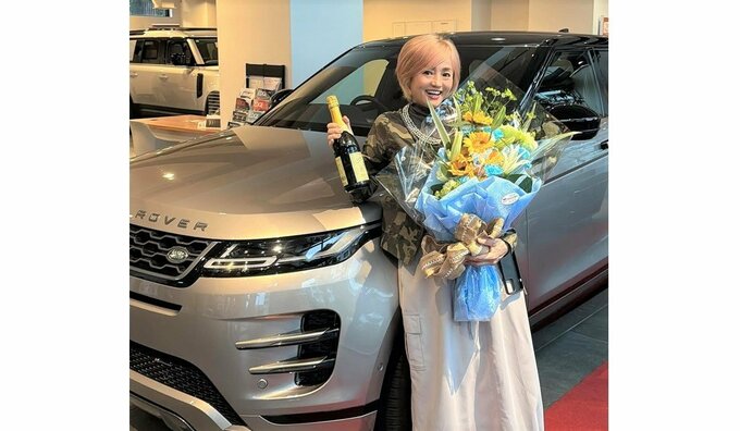 【 橋本志穂 】　新しい愛車「レンジローバー」と笑顔　「ダスティピンクにも見えるこの色が気に入って」|TBS NEWS DIG