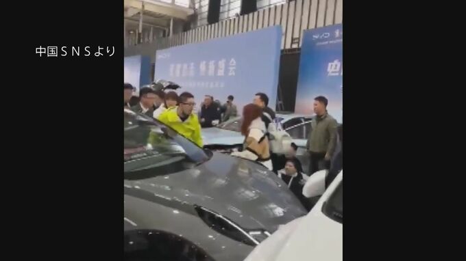 中国 南京市の自動車展示会で展示車両が突然動く　5人けが