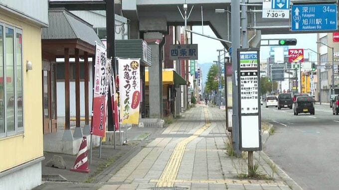 看板から駅方面を望む風景