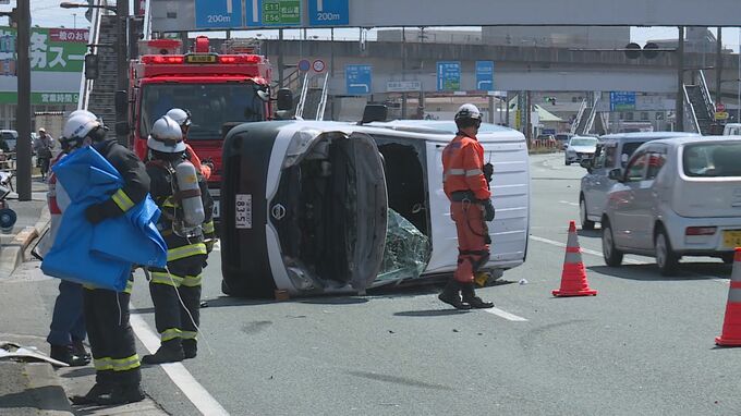 国道でワゴン車が横転し車道ふさぐ 愛媛|TBS NEWS DIG