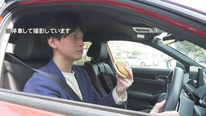 運転しながらハンバーガー食べるのは交通違反？　警察に確認すると…　スマホホルダー使用にも注意点|TBS NEWS DIG