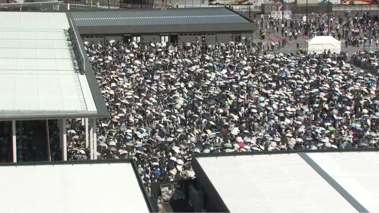 9月7日万博入場券東ゲート9時大人2名分 万博東ゲート前は開門前から長蛇の列 朝9時の入場、6月は「枠無し」7月